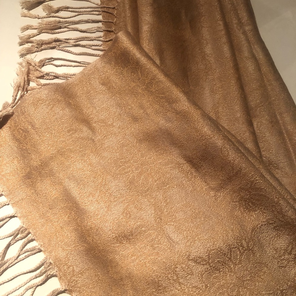 NWT Beautiful D & G gold patterned cashmere ( 70%) and silk ( 30%) pashmina
